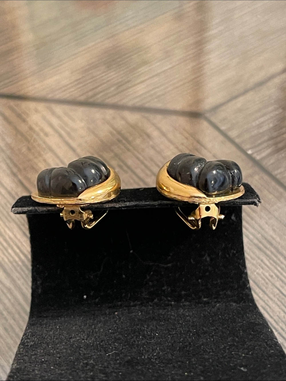 1980’s Givenchy Couture Faux Black Onyx Lucite Gold Plated Leaf Clip Earrings - Picture 6 of 17